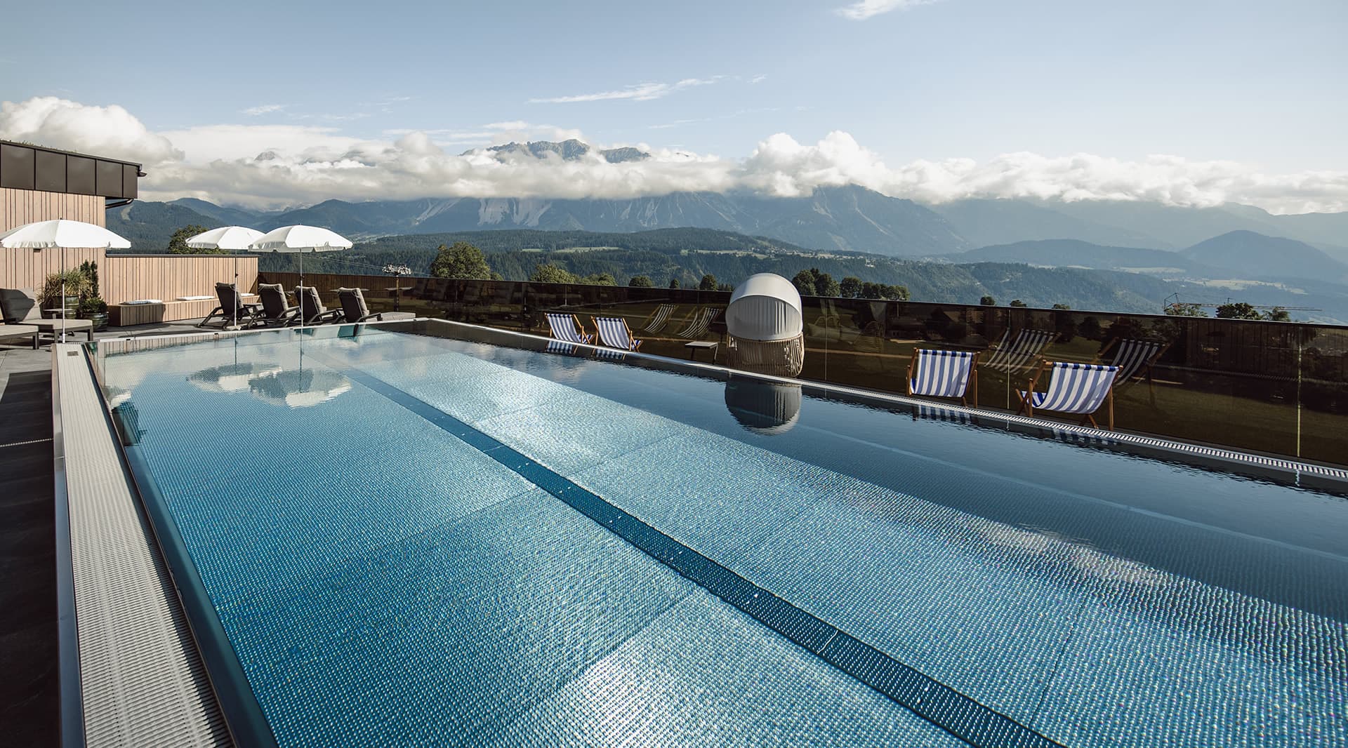 Infinity pool mit Blick zu Dachstein