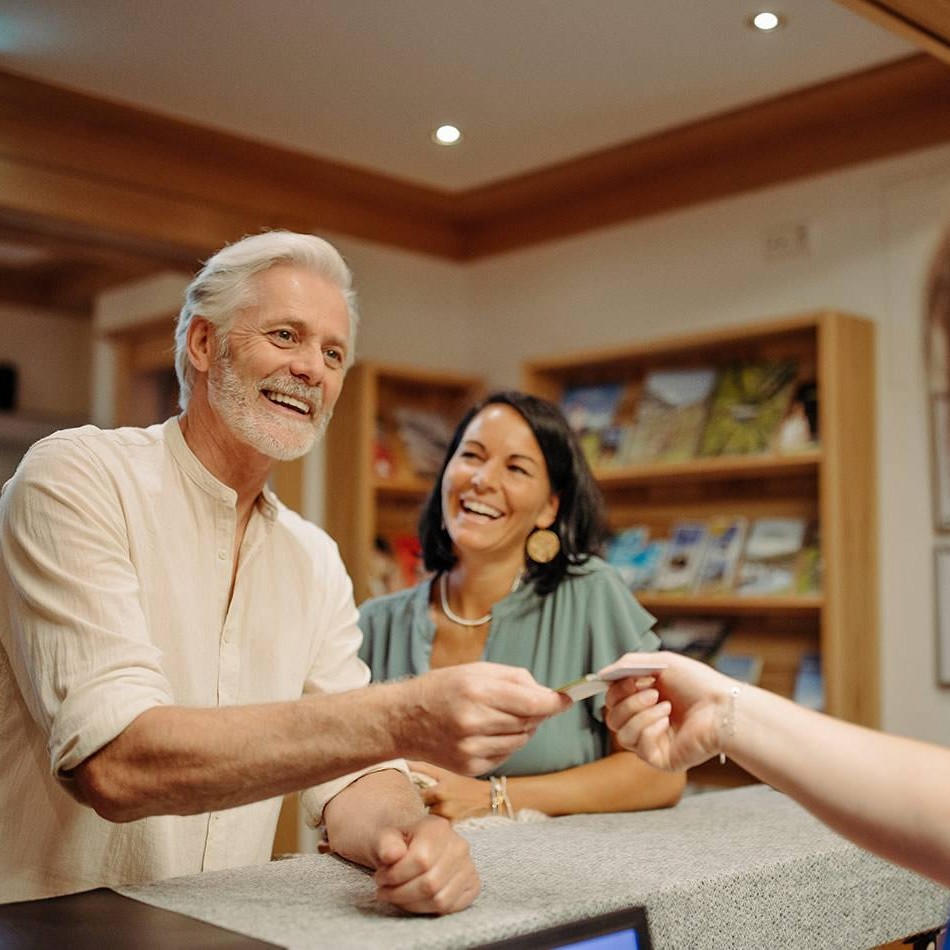 Schlüsselübergabe beim Einchecken im Hotel Waldfrieden in Schladming Rohrmoos