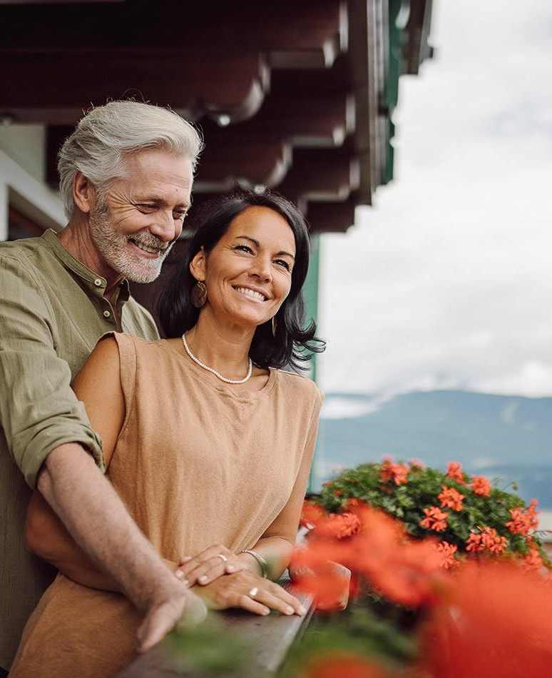 Zufriedene Gäste auf dem Balkon beim Urlaub im Hotel Waldfrieden